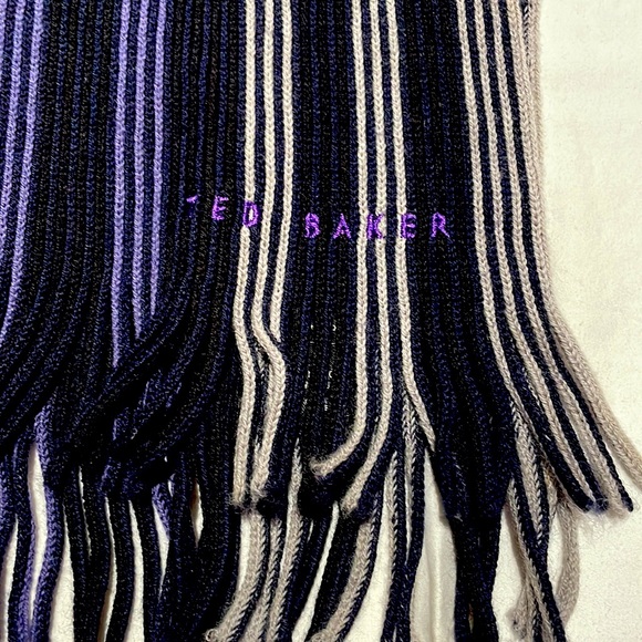 Ted Baker Men’s multicolour striped scarf.Perfect heading into the winter months - Picture 2 of 3